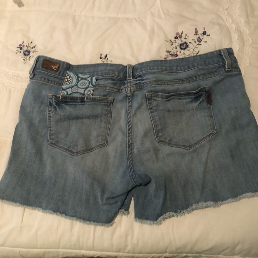 Denim Shorts with lovely detail in the pockets and waste band. - Picture 2 of 9
